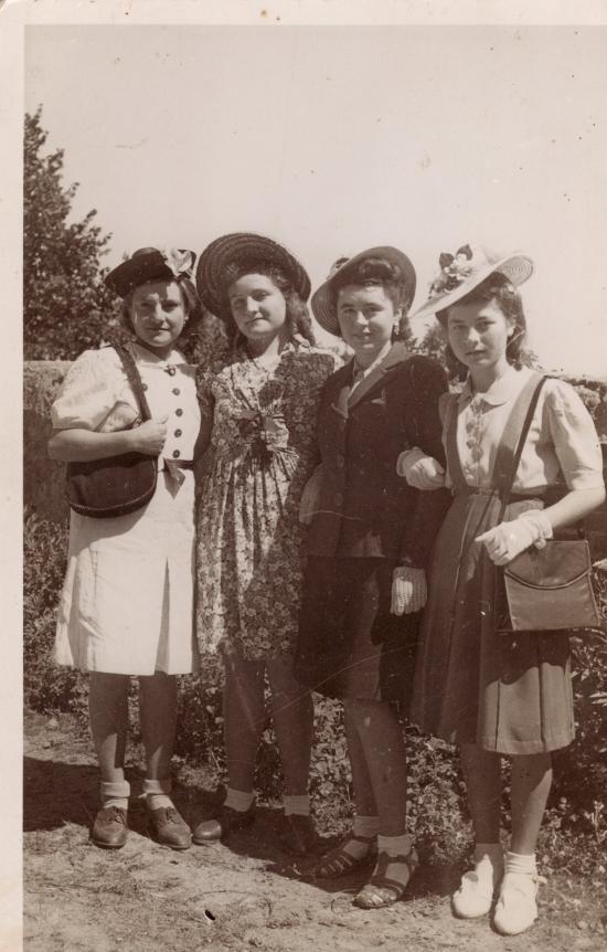 Jeunes filles de Lacajunte en 1942