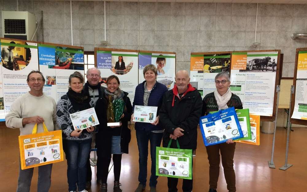 Entourant leur maire christian boulin delegue du sietom des administres heureux de leur trophee