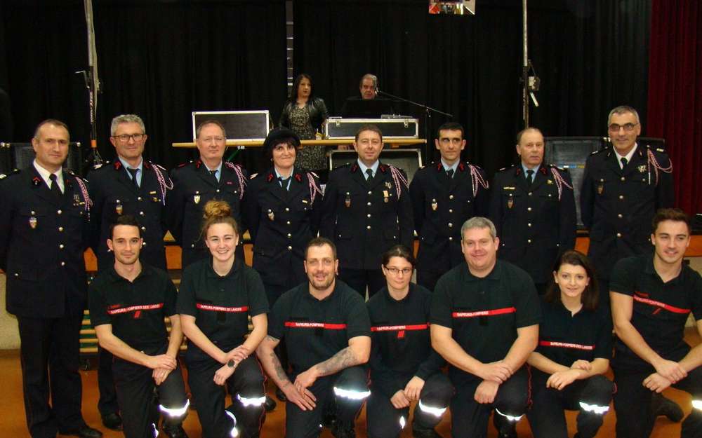 Les recrues et recipiendaires du jour ont pose pour honorer sainte barbe